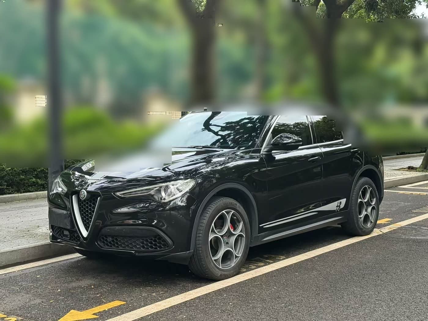 2019 Alfa Romeo Stelvio front exterior