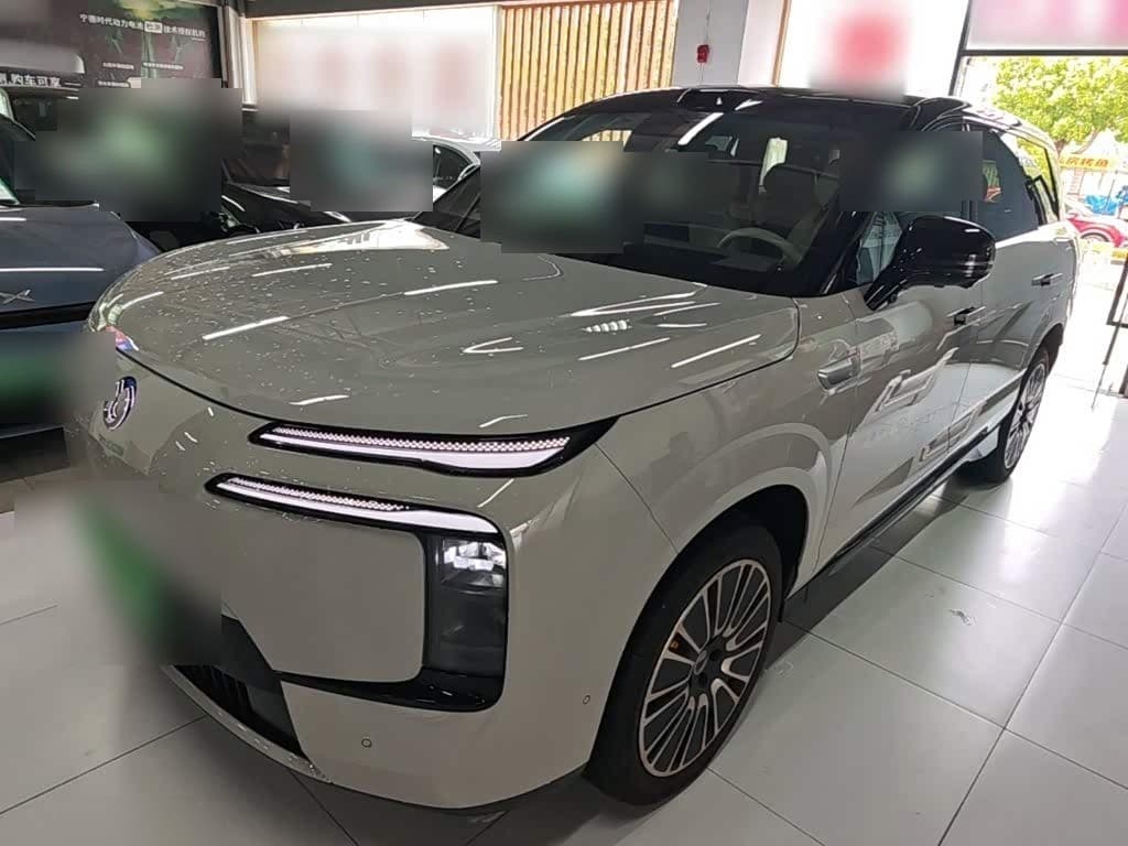 2025 Denza N8L front exterior