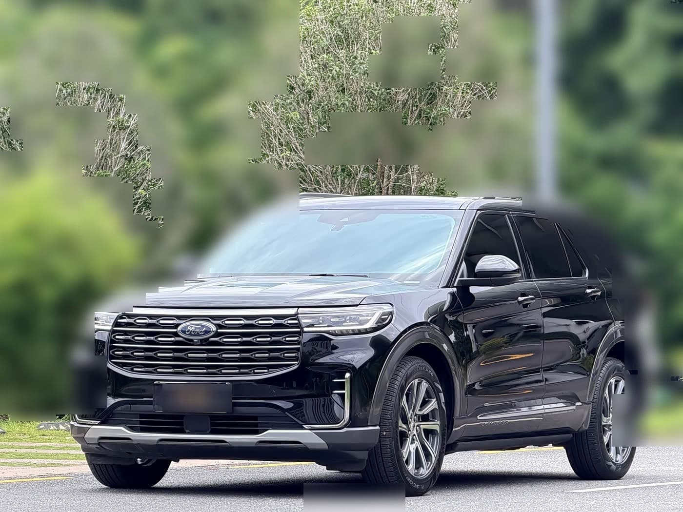 2022 Ford Explorer front exterior