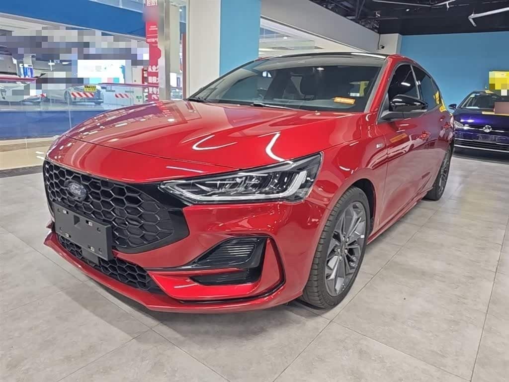 2022 Ford Focus front exterior
