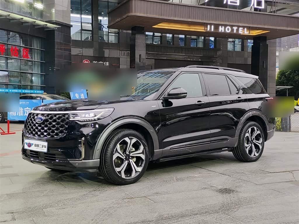 2022 Ford Explorer front exterior
