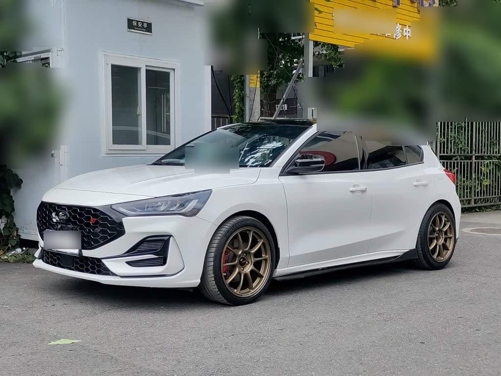 2022 Ford Focus front exterior
