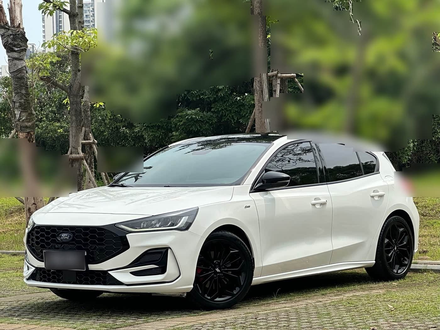2022 Ford Focus front exterior