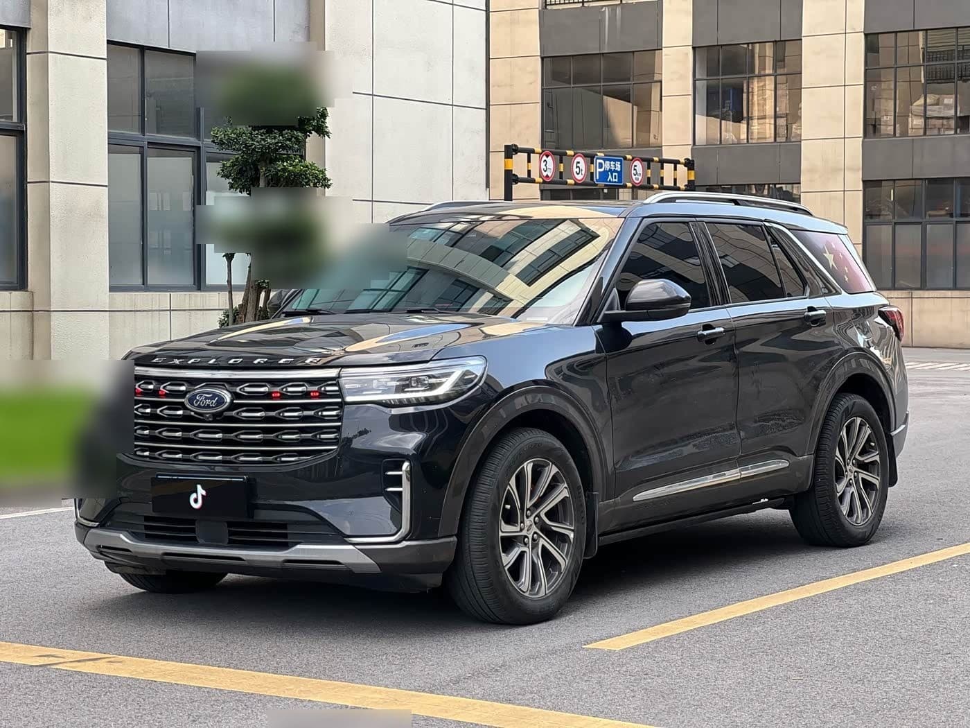 2024 Ford Explorer front exterior