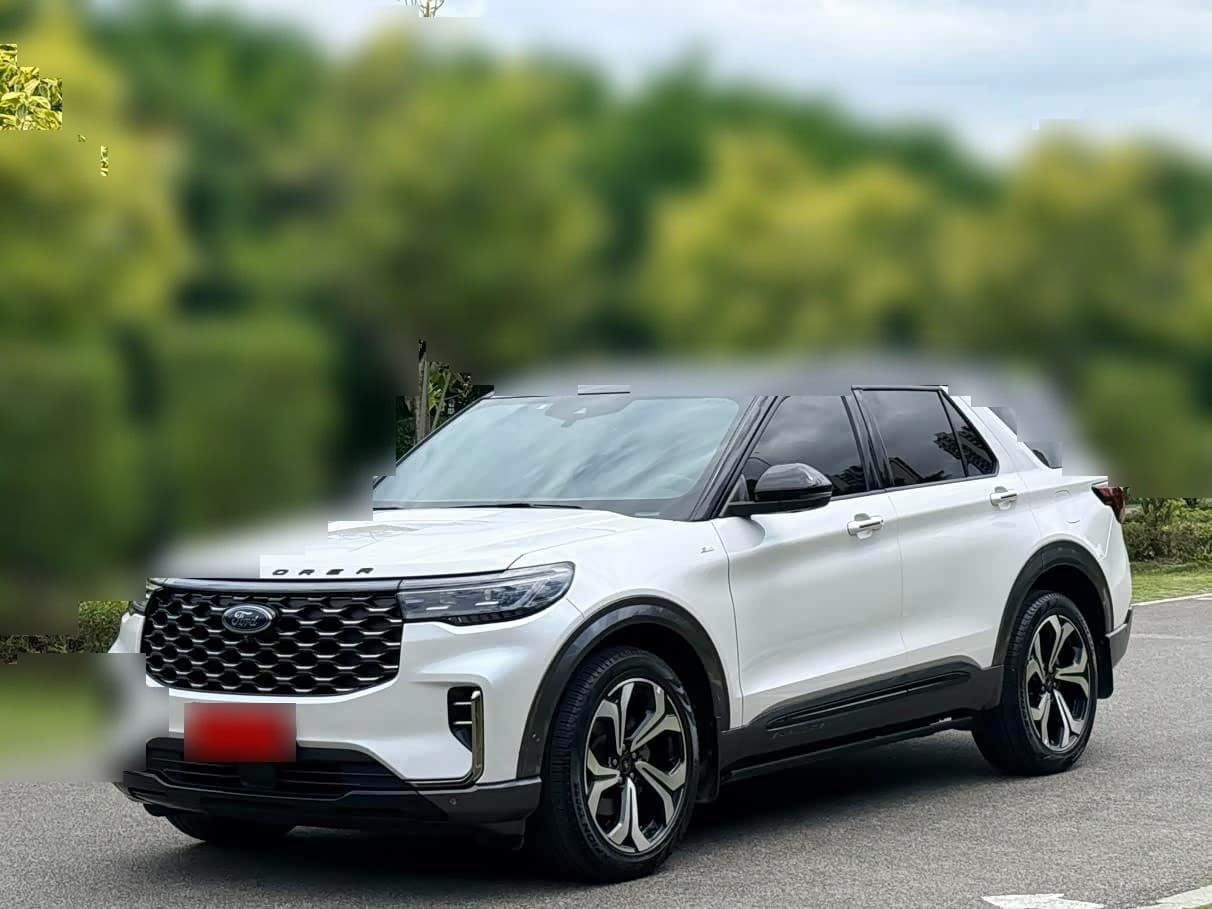2022 Ford Explorer front exterior