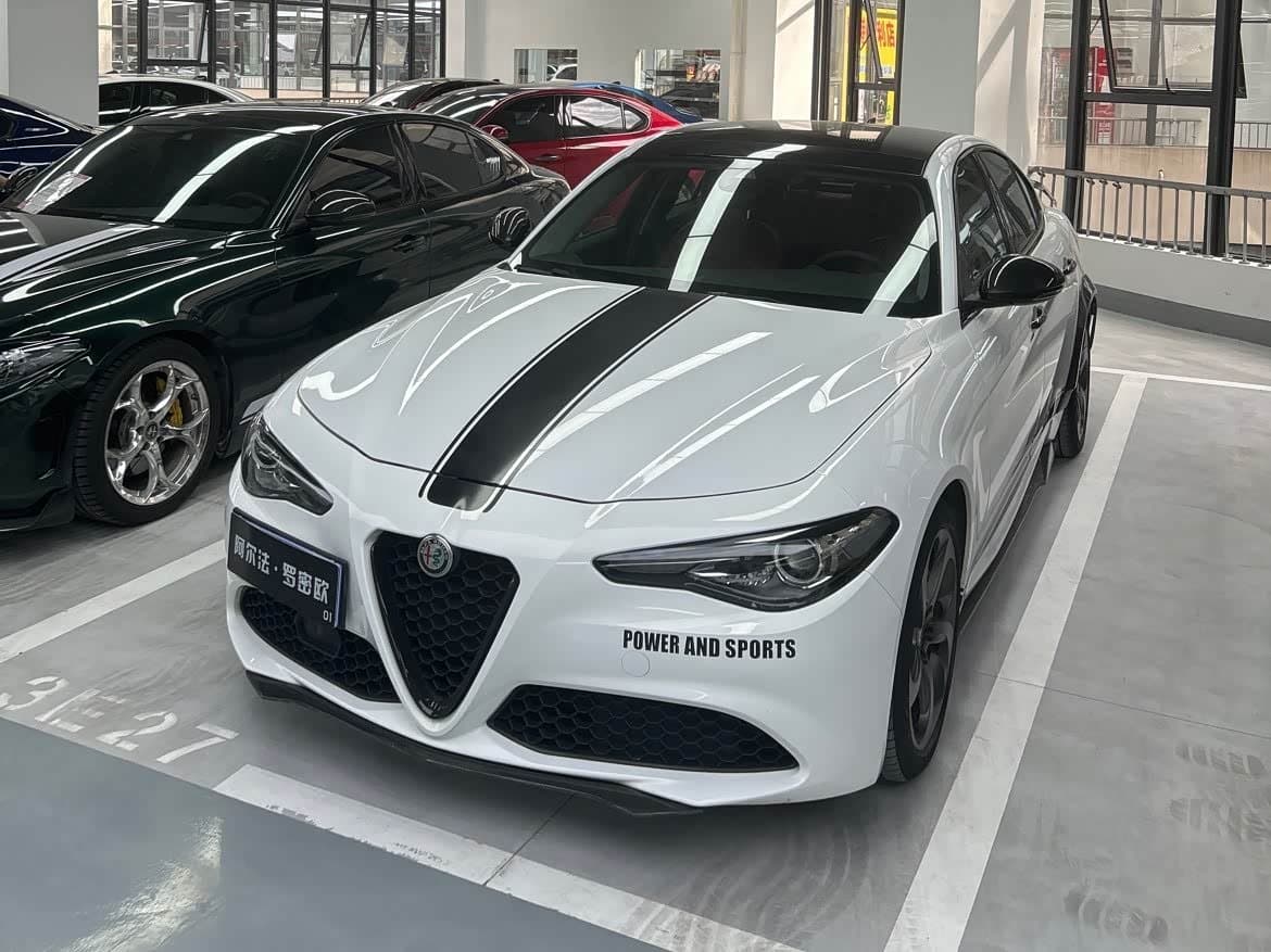 2019 Alfa Romeo Giulia front exterior