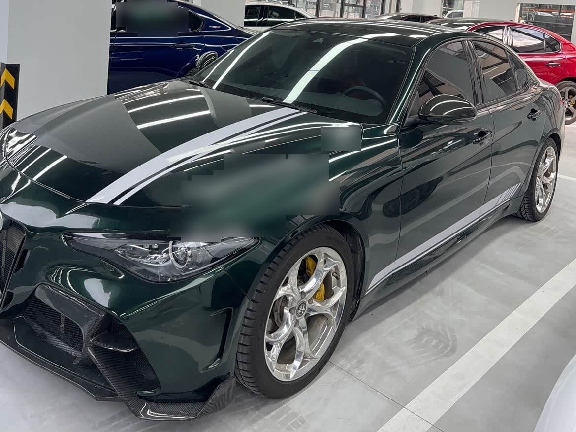 2019 Alfa Romeo Giulia front exterior