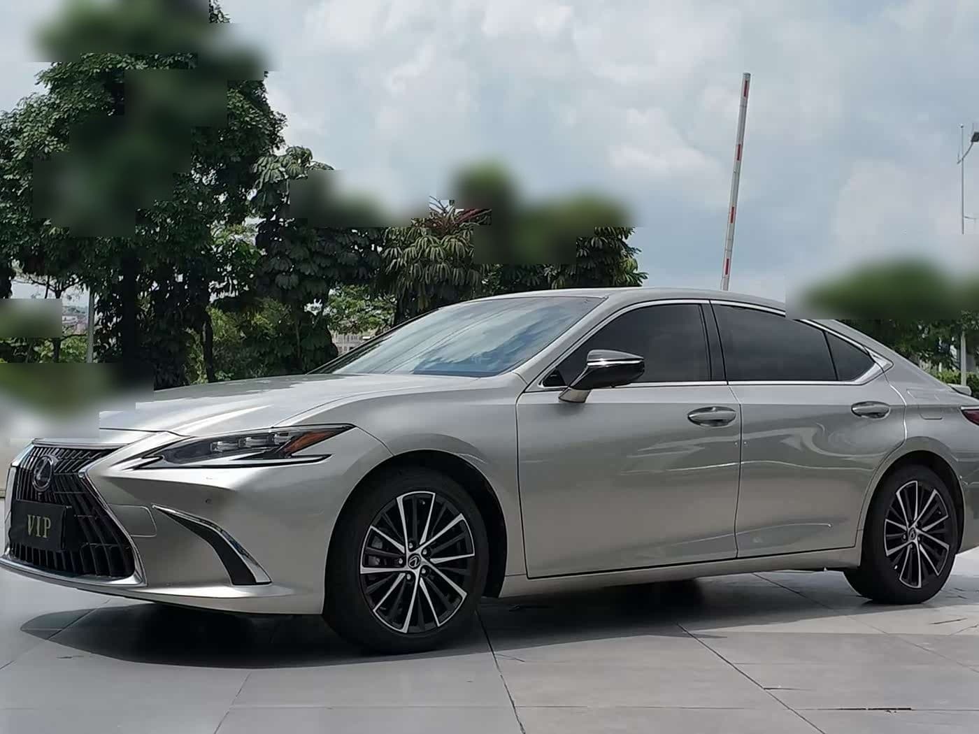 2022 Lexus ES front exterior