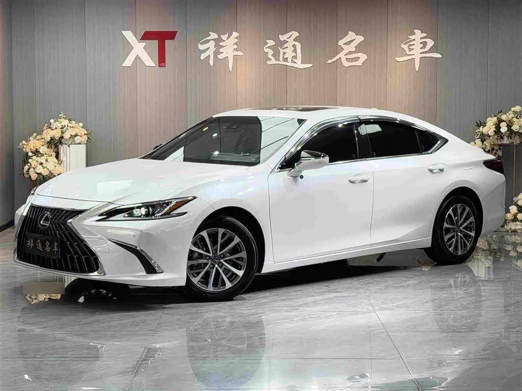 2022 Lexus ES front exterior