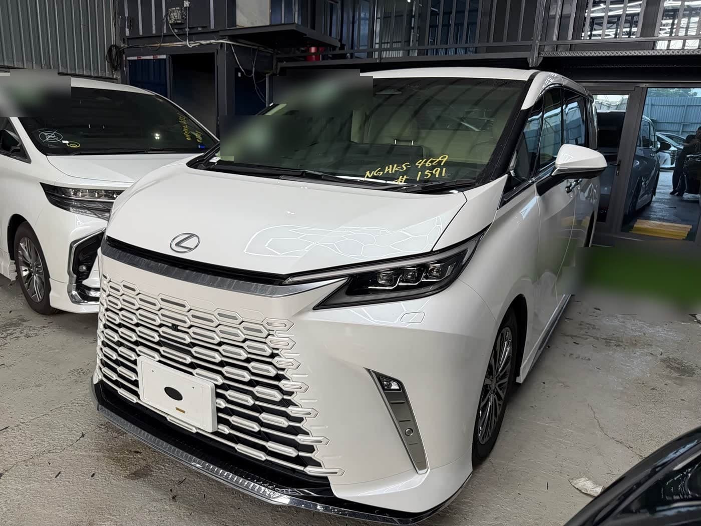 2025 Lexus LM