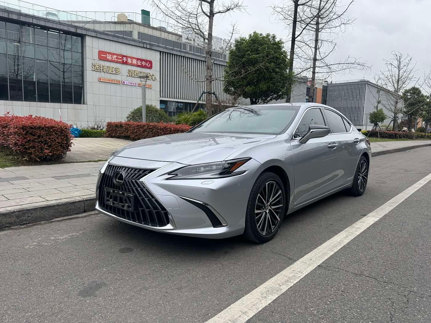 2022 Lexus ES front exterior