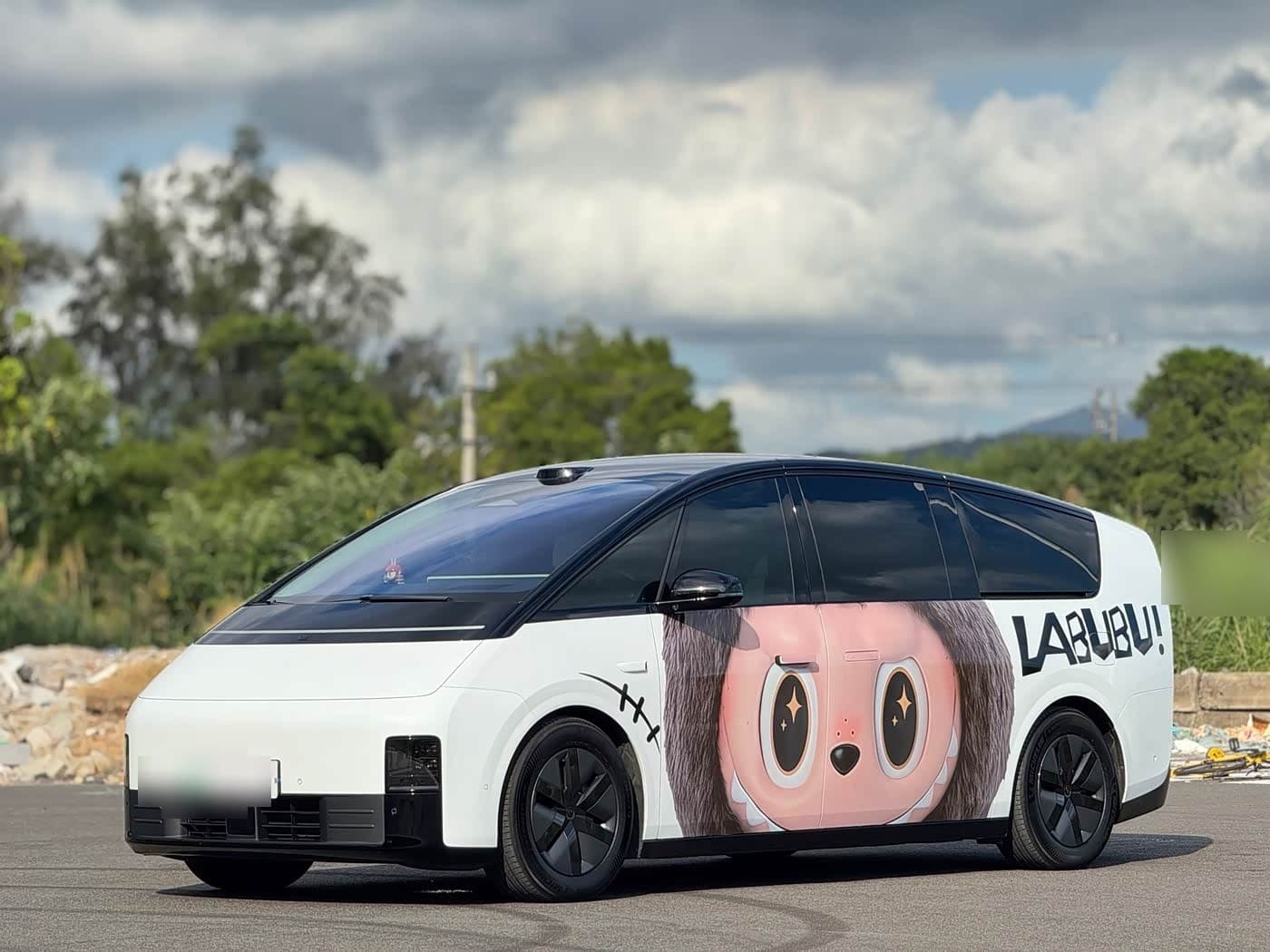 2025 Li Auto MEGA front exterior