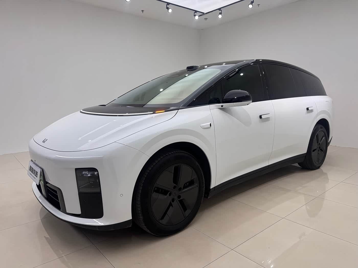 2025 Li Auto Li i8 front exterior
