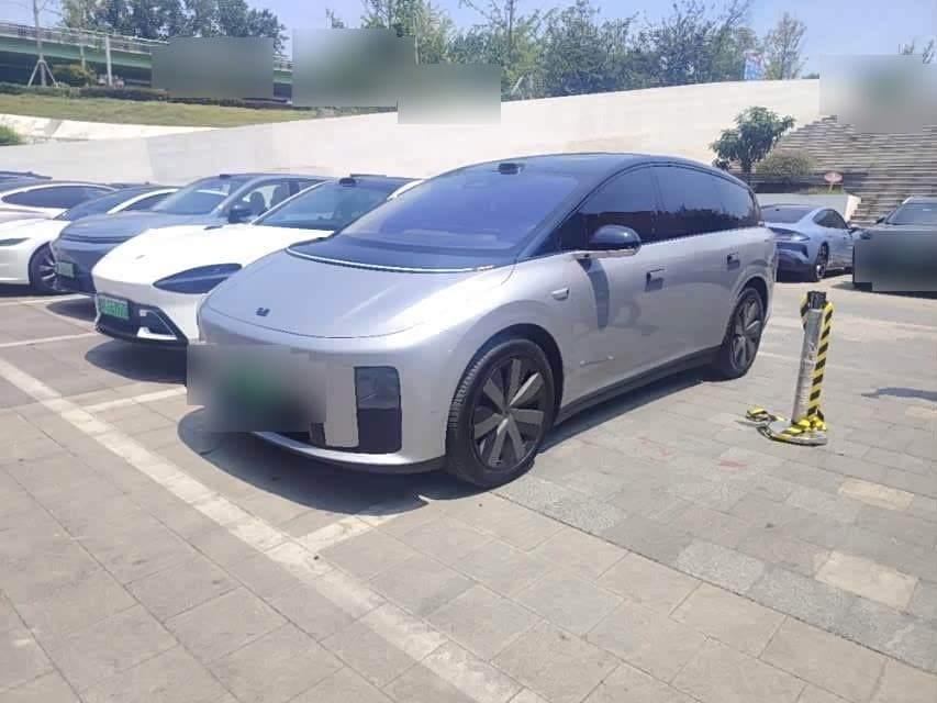 2025 Li Auto Li i8 front exterior