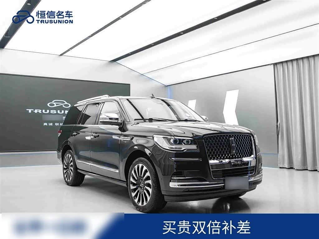 2022 Lincoln Navigator front exterior