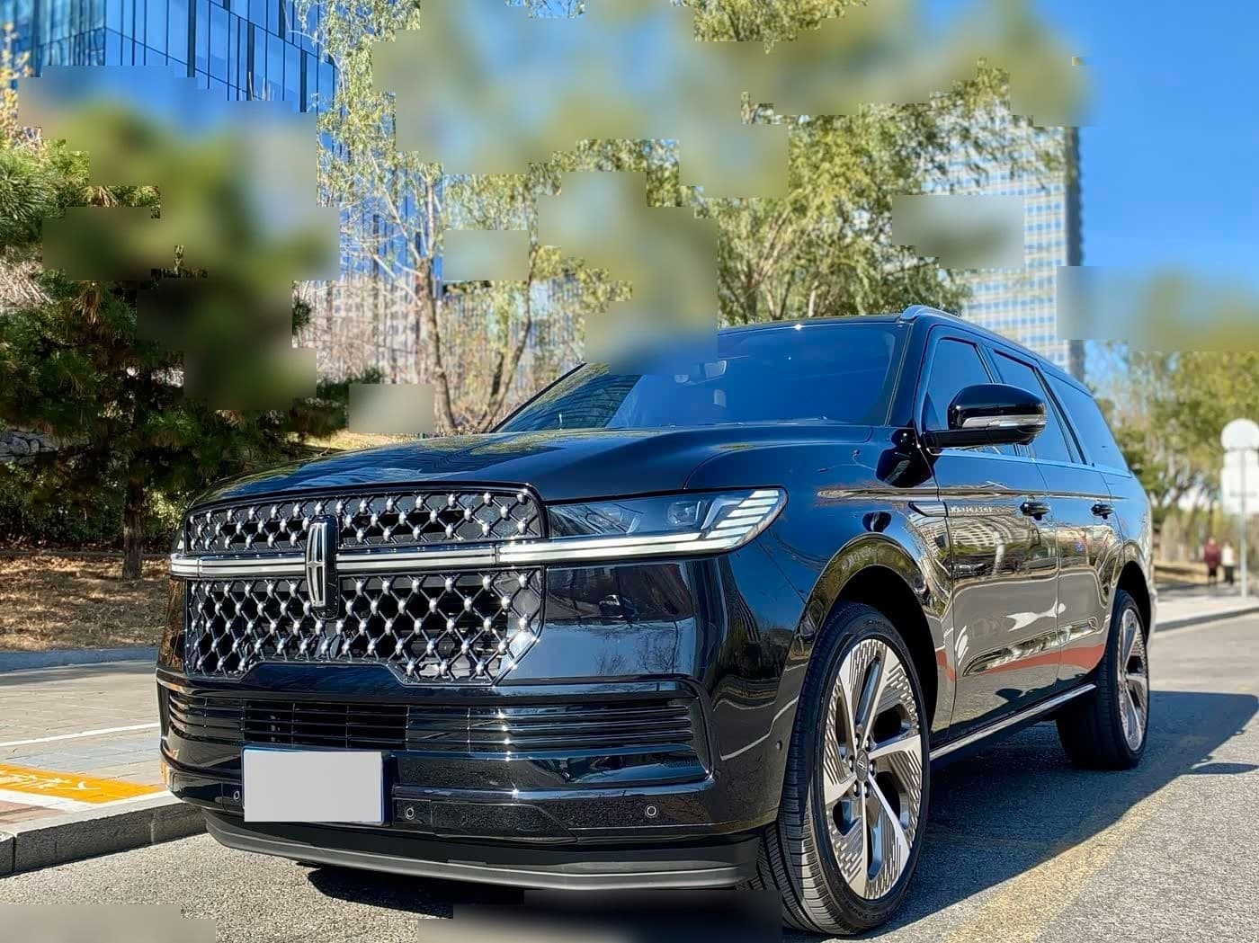 2025 Lincoln Navigator front exterior