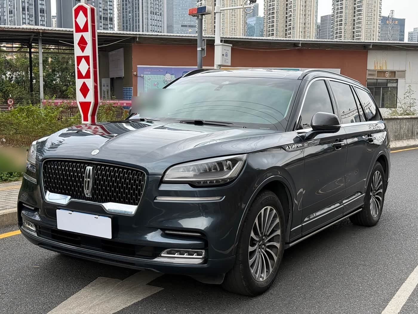 2022 Lincoln Aviator front exterior