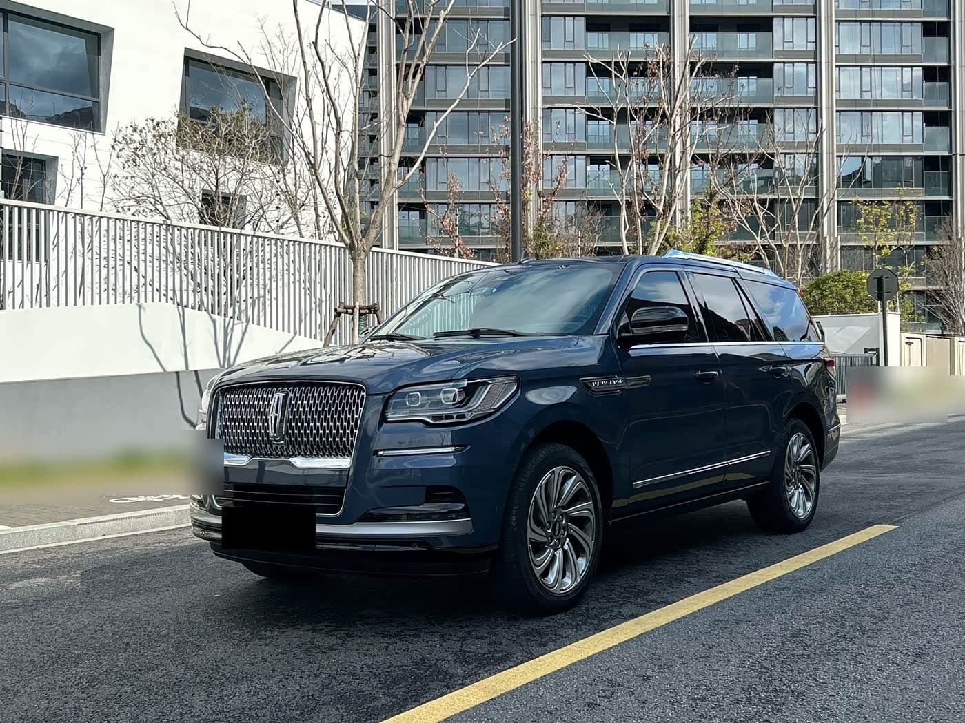 2022 Lincoln Navigator front exterior