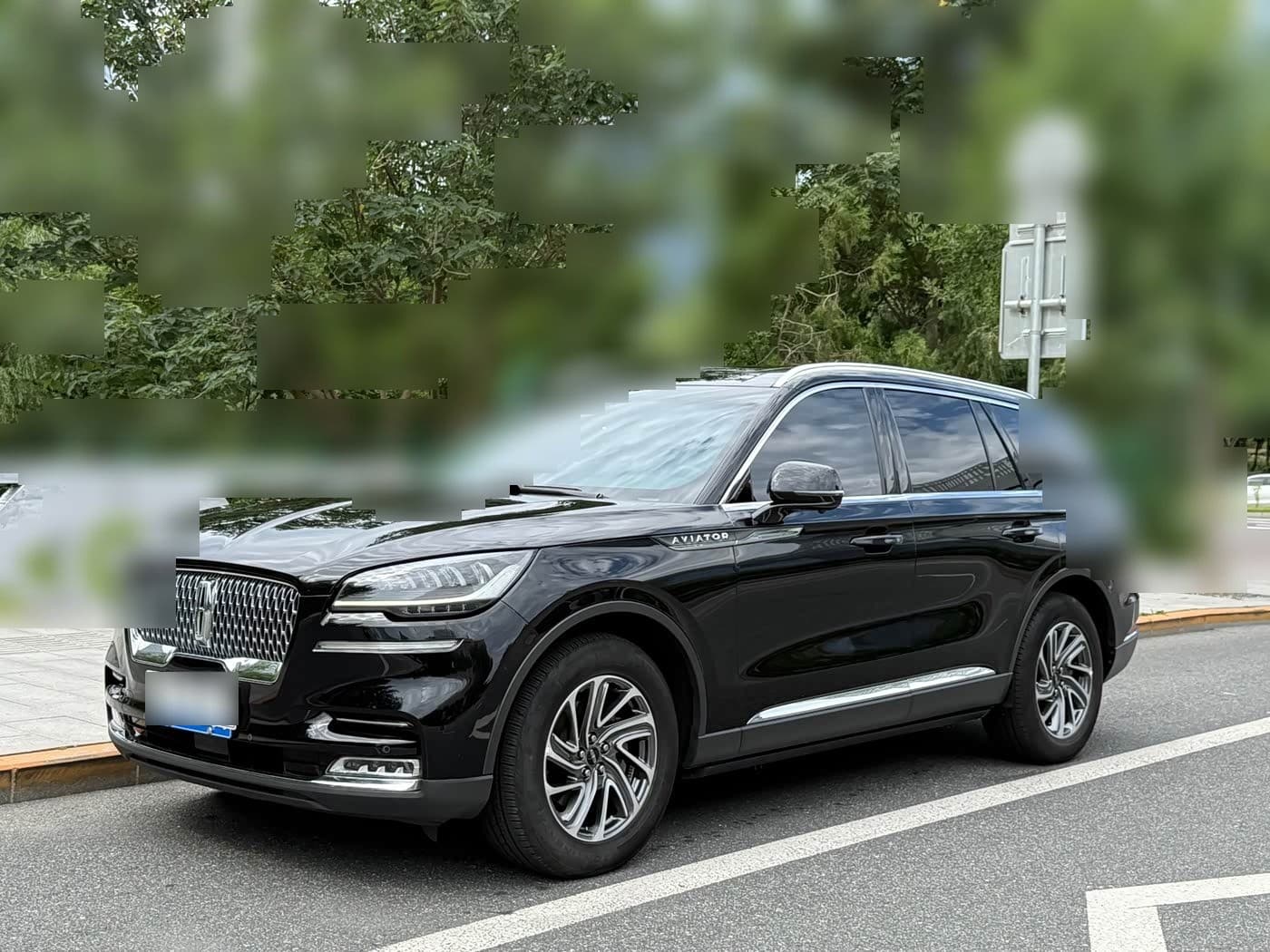 2022 Lincoln Aviator front exterior