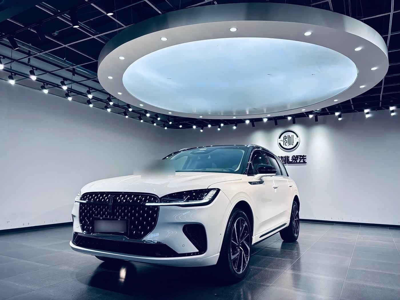 2024 Lincoln Adventurer front exterior
