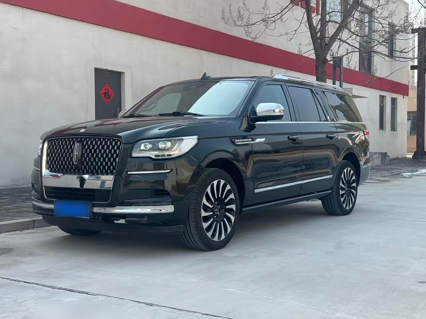 2022 Lincoln Navigator front exterior