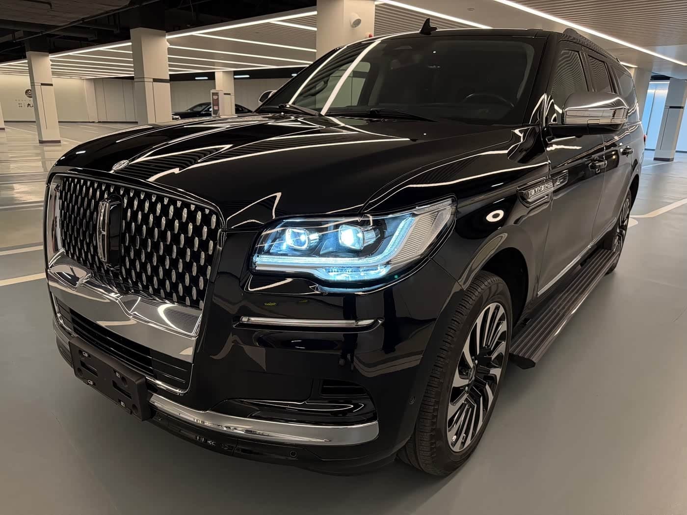 2022 Lincoln Navigator front exterior