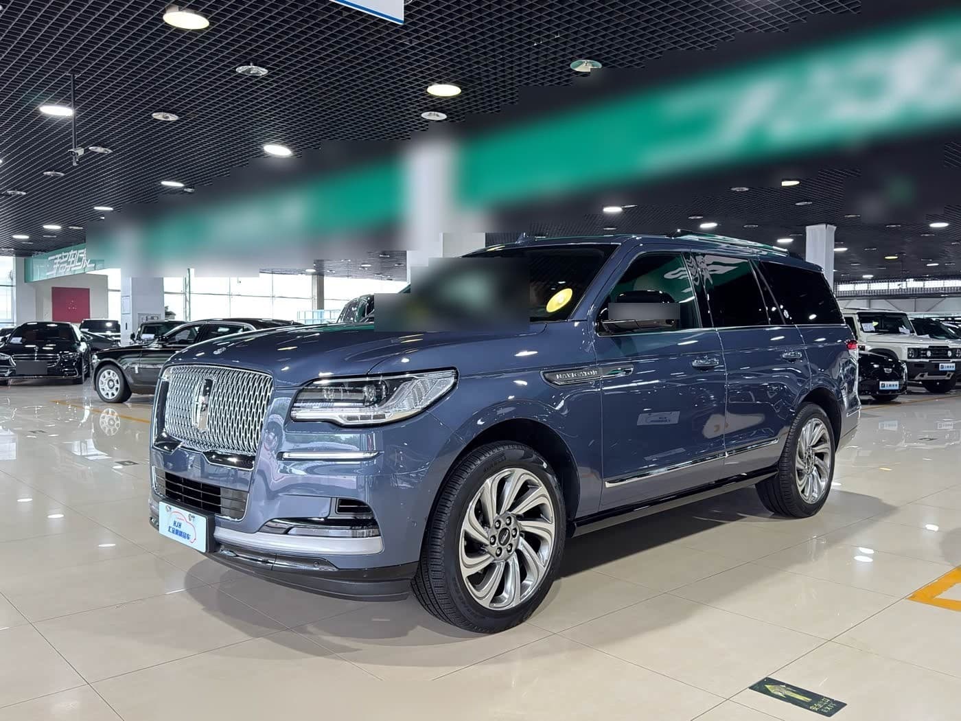 2022 Lincoln Navigator front exterior