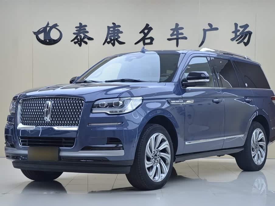 2022 Lincoln Navigator front exterior