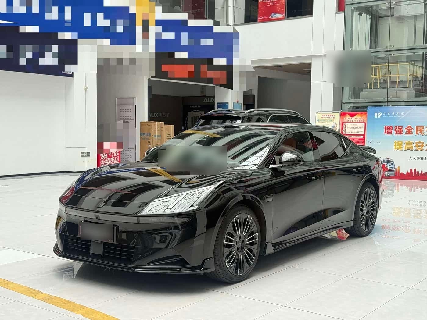 2025 Lynk & Co 10 EM-P front exterior