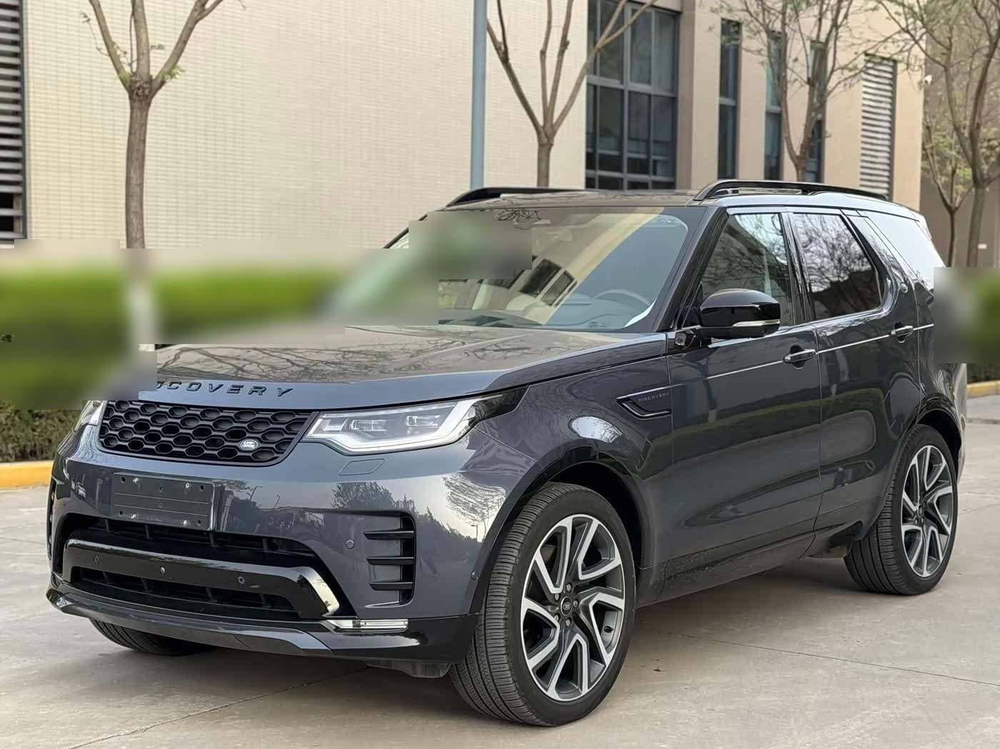 2023 Land Rover Discovery front exterior