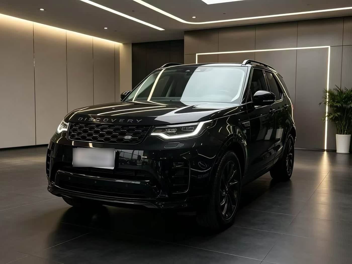 2022 Land Rover Discovery front exterior