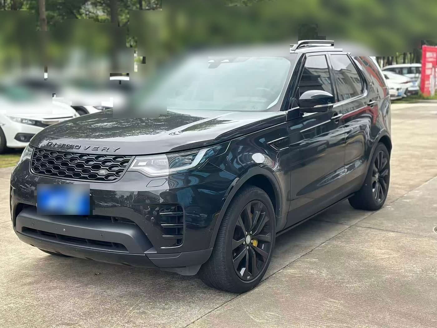 2023 Land Rover Discovery front exterior