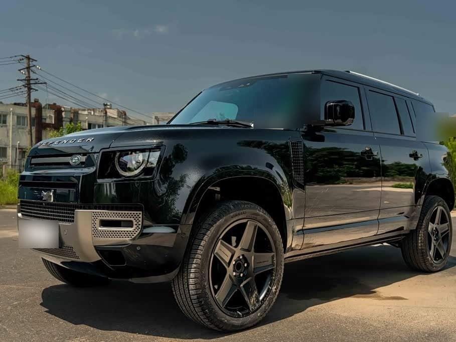 2024 Land Rover Defender front exterior