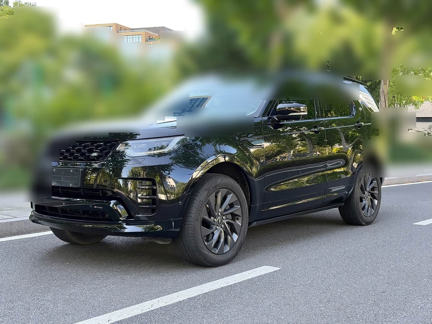 2022 Land Rover Discovery front exterior