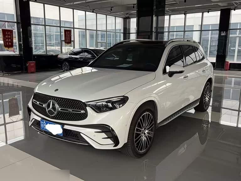 2023 Mercedes-Benz GLC front exterior