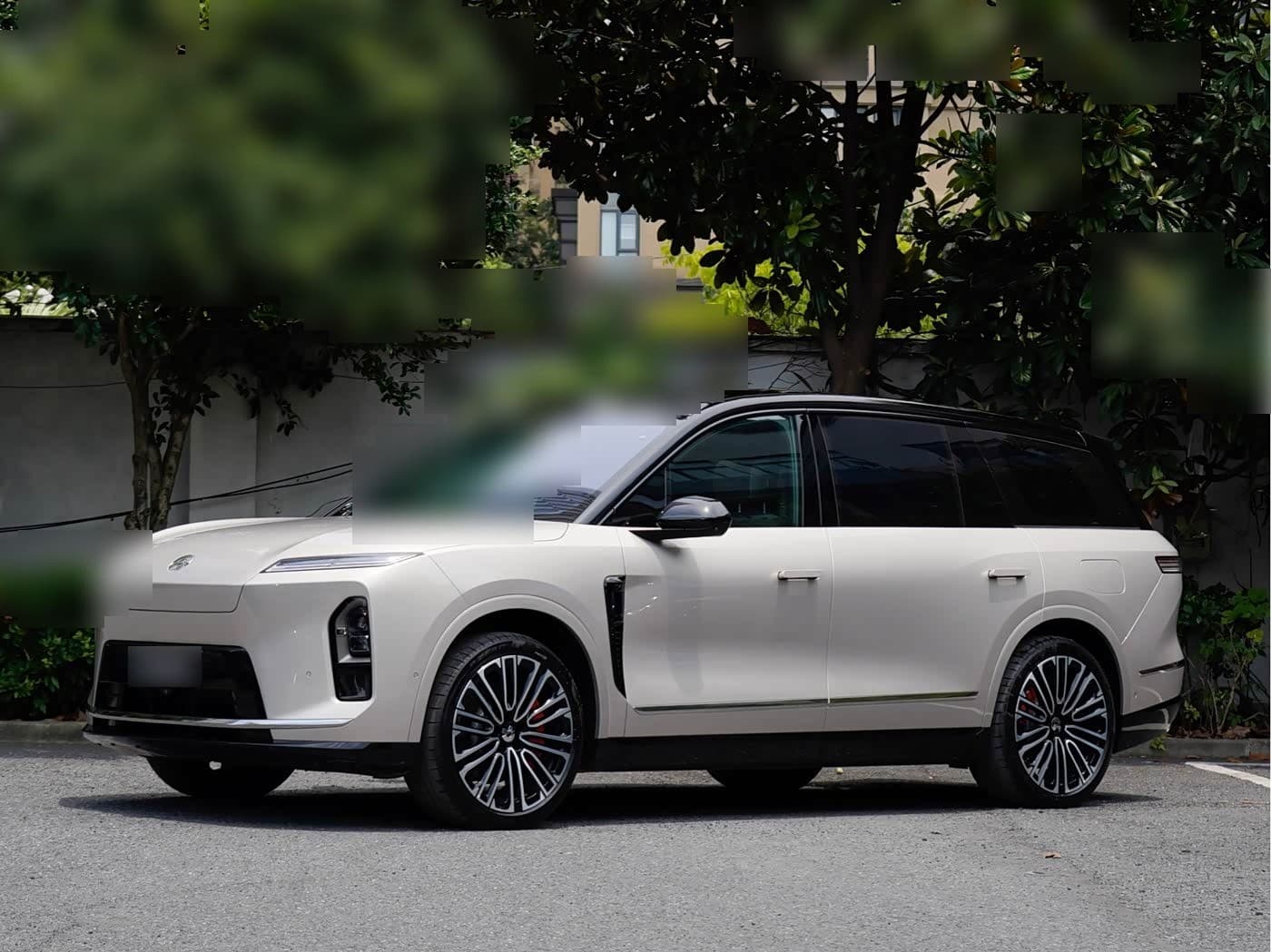 2025 NIO ES8 front exterior