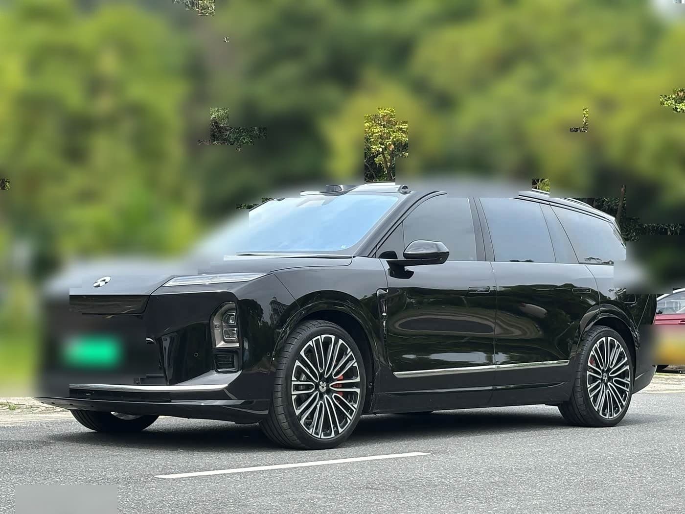2025 NIO ES8 front exterior