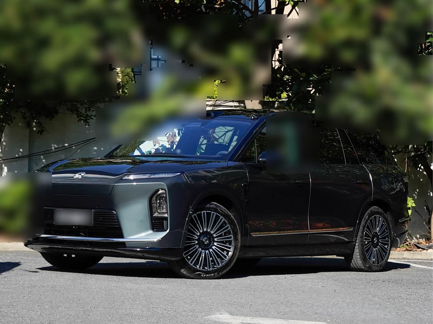 2025 NIO ES8 front exterior