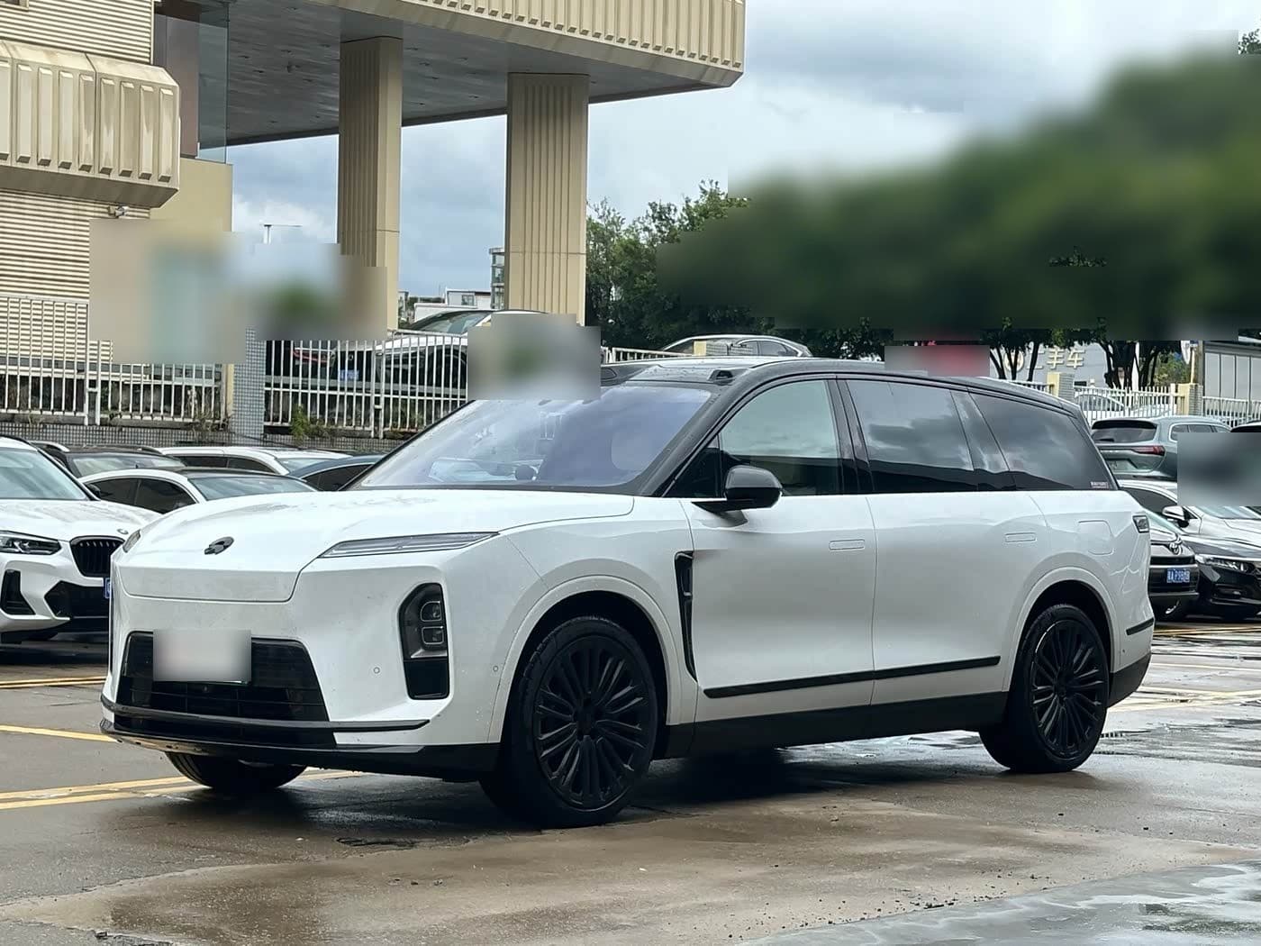 2025 NIO ES8 front exterior