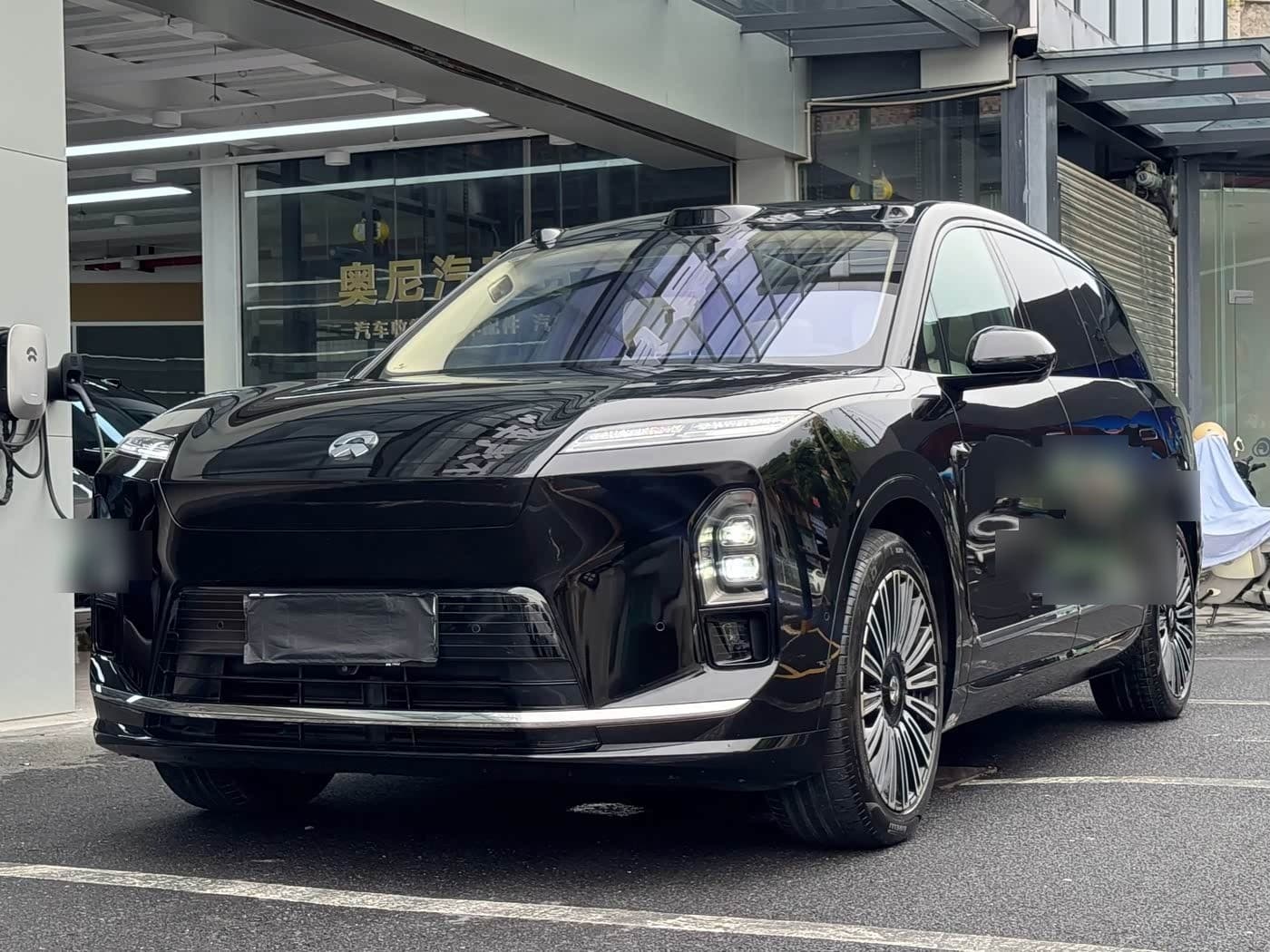 2025 NIO ES8 front exterior