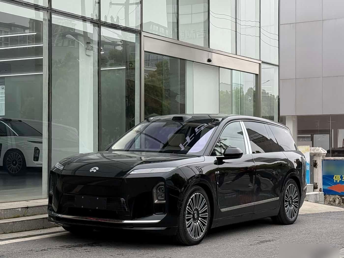 2025 NIO ES8 front exterior