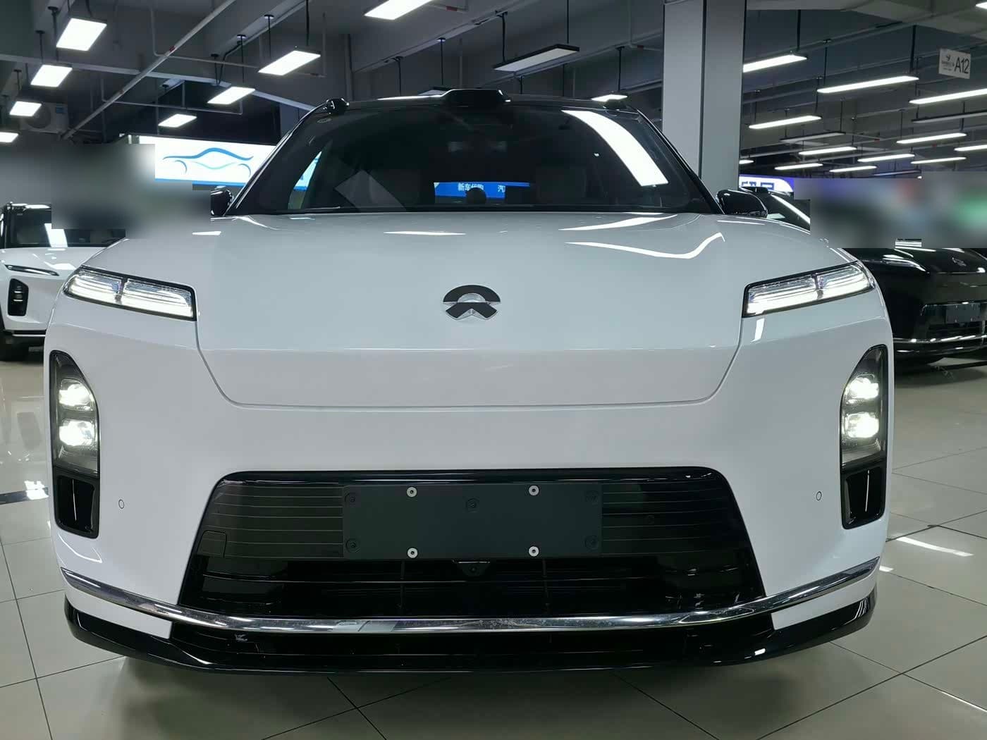 2025 NIO ES8 front exterior