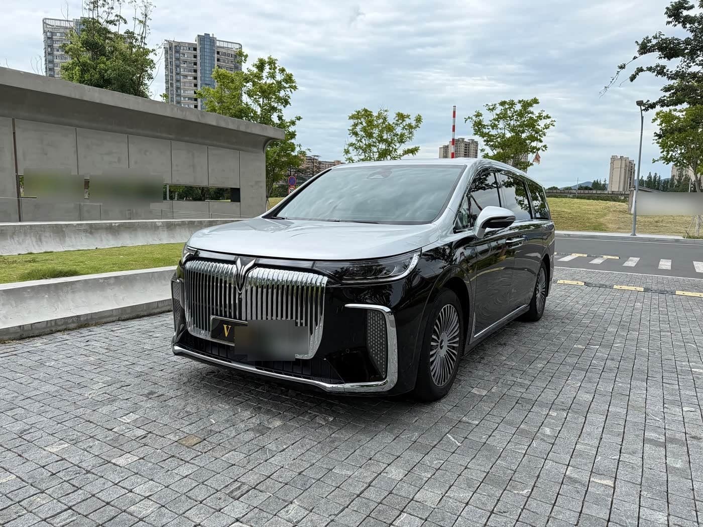 2024 Voyah Auto Voyah Dreamer front exterior
