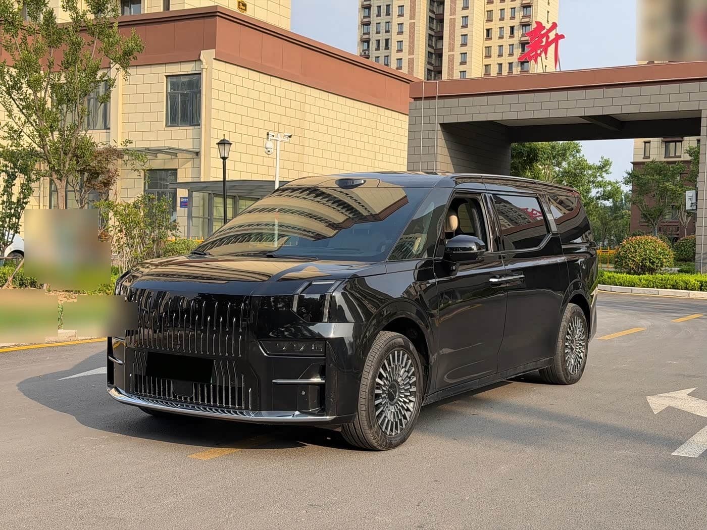 2024 Zeekr 009 front exterior