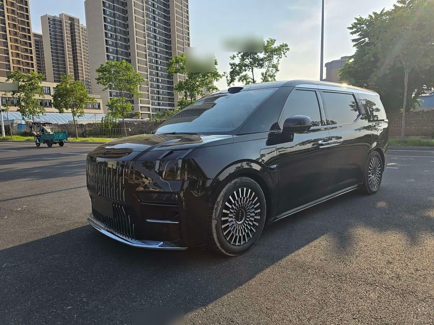 2024 Zeekr 009 front exterior