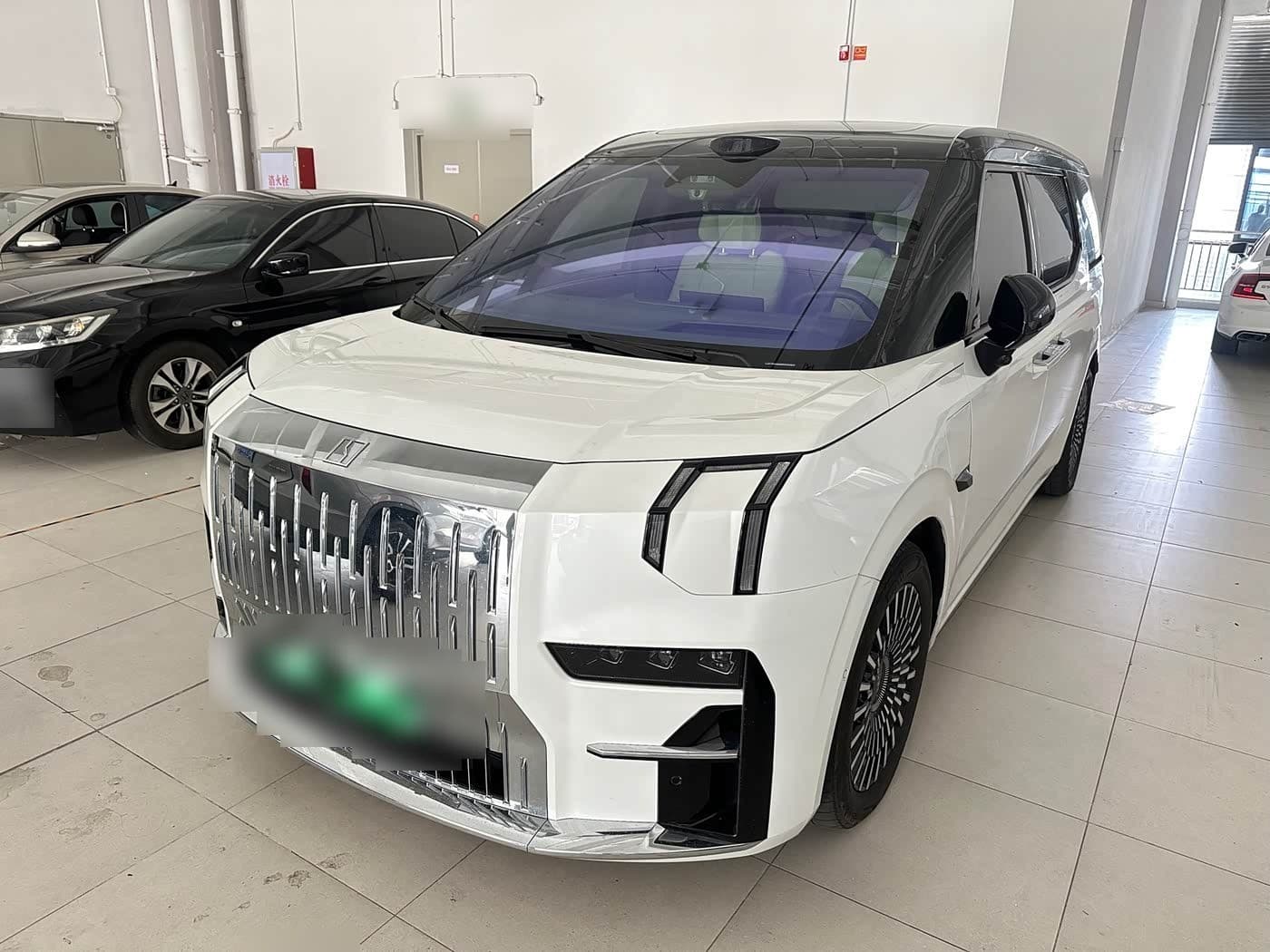 2024 Zeekr 009 front exterior