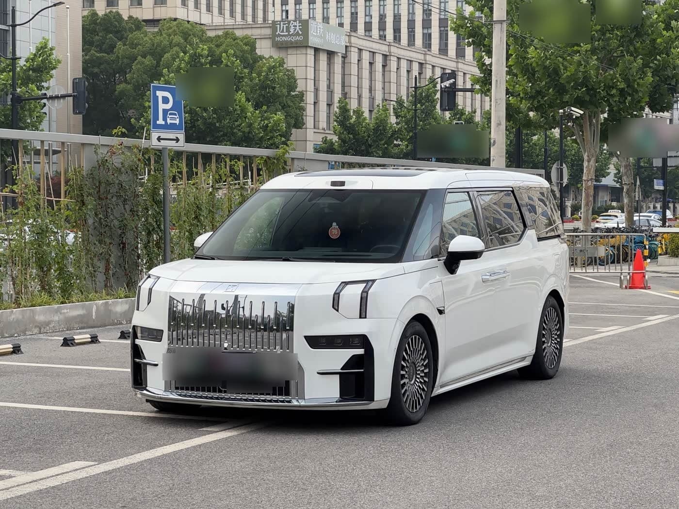 2024 Zeekr 009 front exterior