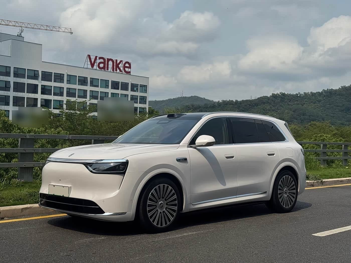 2025 AITO Wenjie AITO M8 front exterior