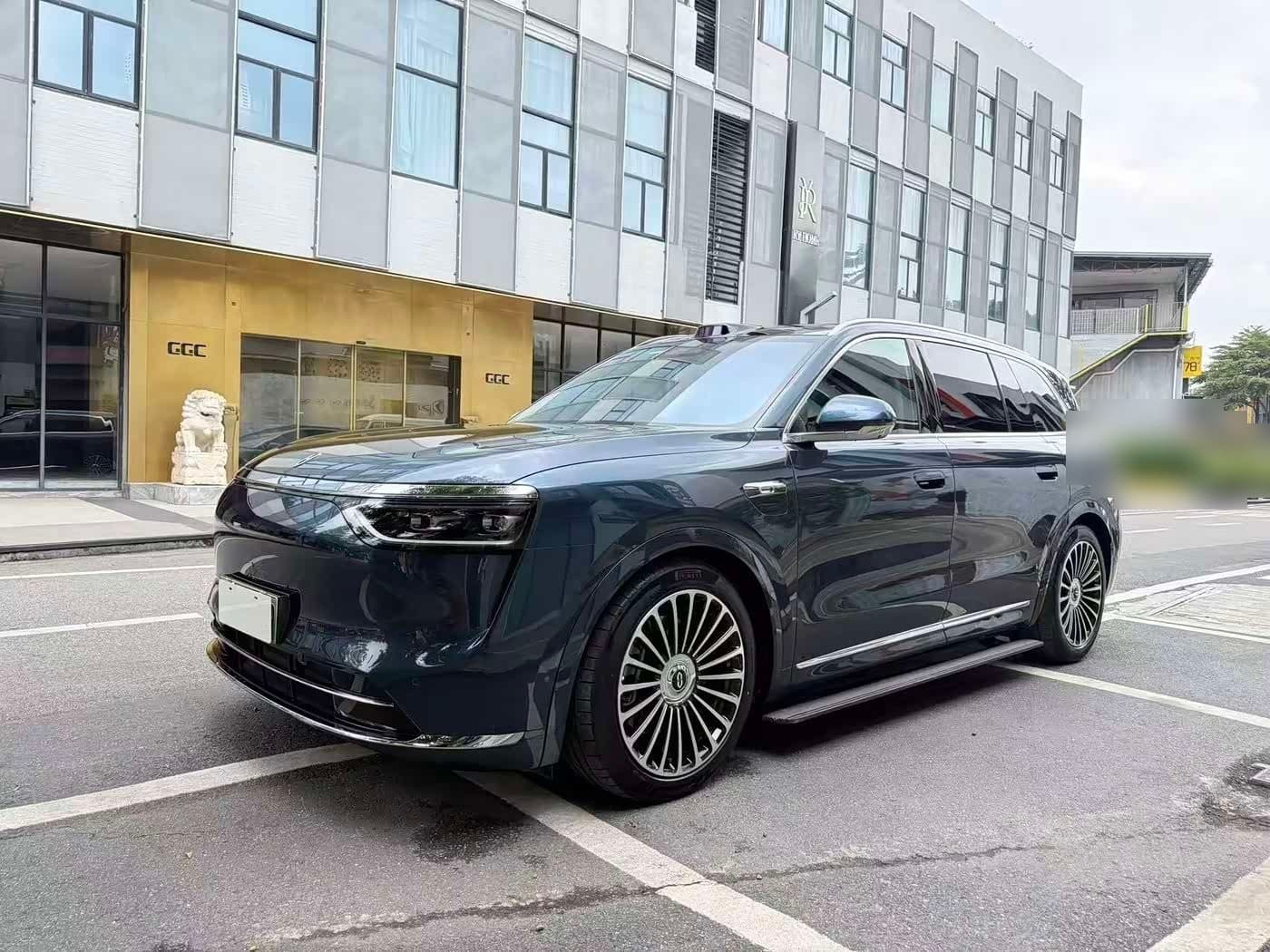 2025 AITO Wenjie AITO M8 front exterior