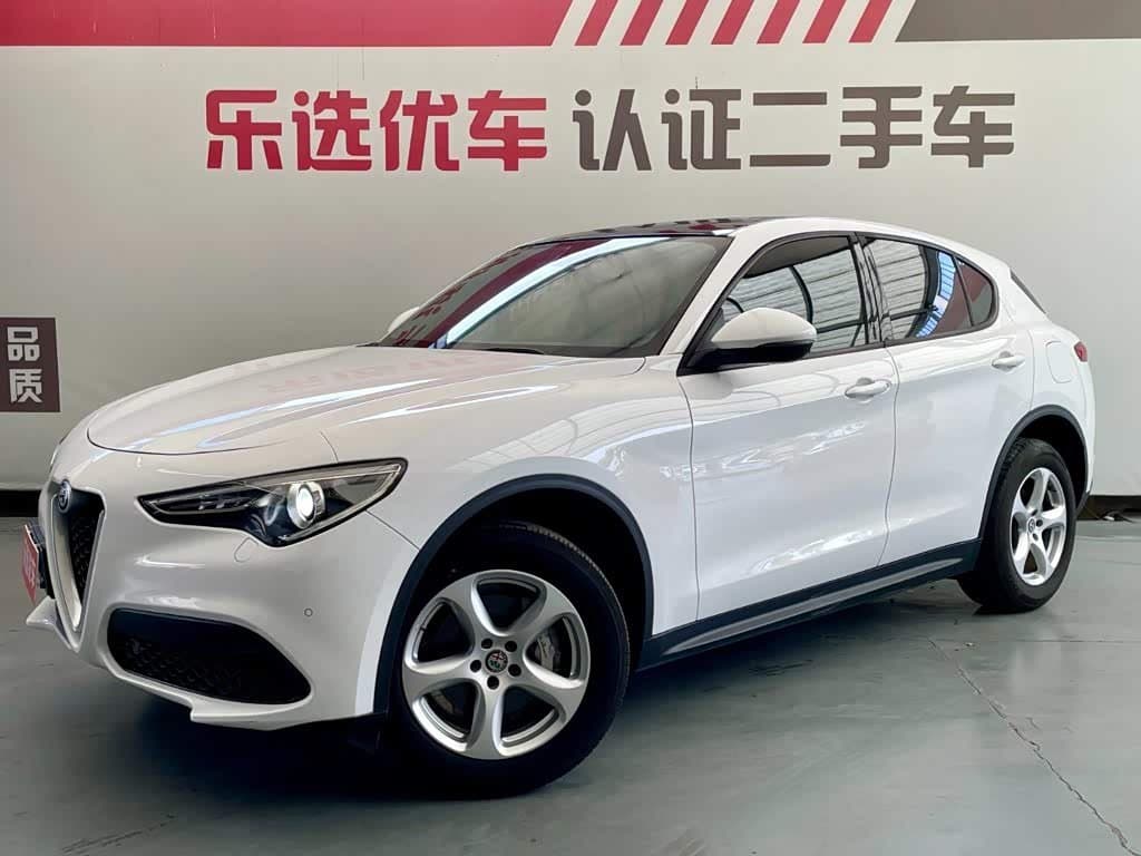 2017 Alfa Romeo Stelvio front exterior